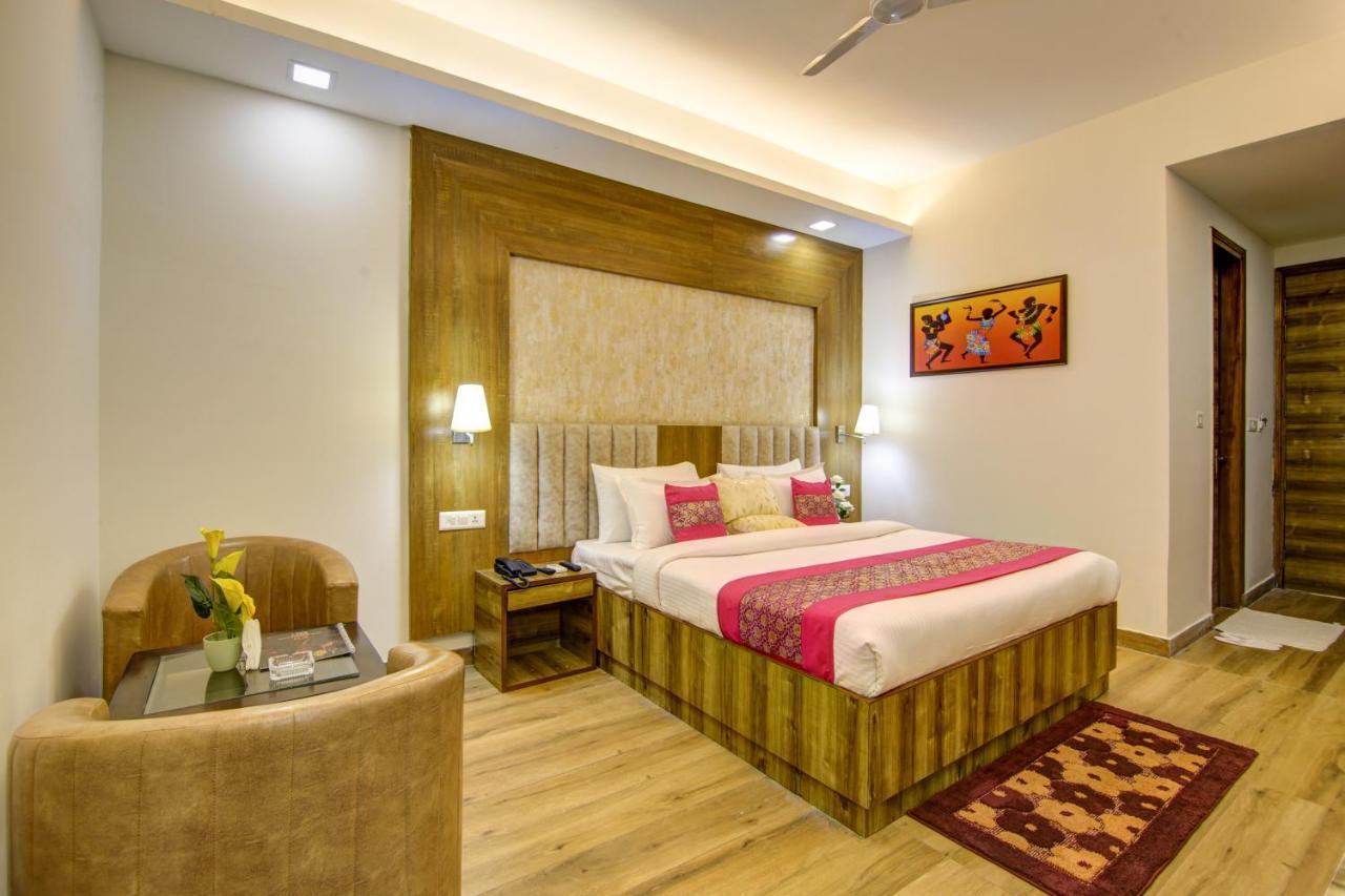 Hotel Park Tree Near Delhi Airport 4*